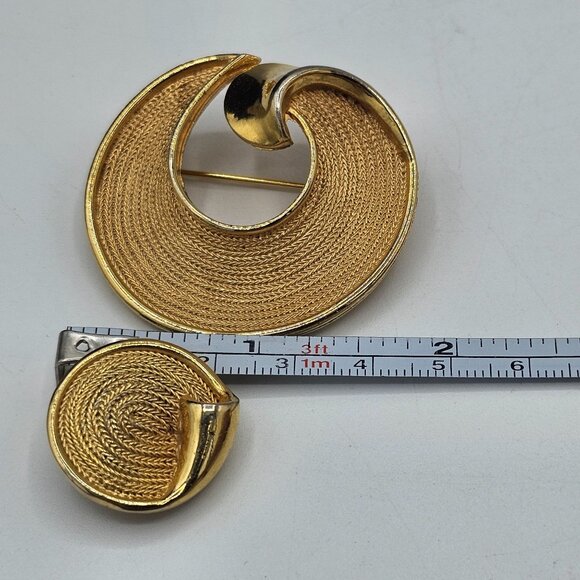 Vintage BSK Gold Tone Textured Swirl Round Brooch Clip-On Earrings Demi Parure - Picture 6 of 8